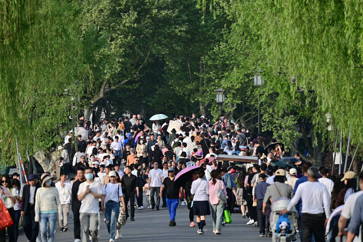 “五一”长假前 西湖景区游人如潮。图源：视觉中国.jpg