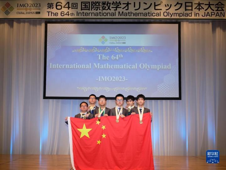 7月12日，全員獲得金牌的中國隊選手在頒獎儀式後合影。新華社記者 張笑宇 攝.jpg