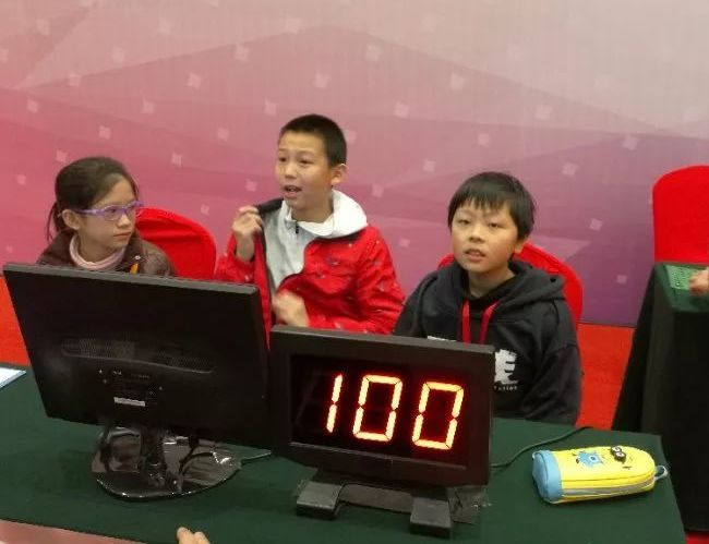 右一史皓嘉参加比赛的现场图.jpg