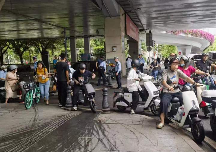 广州路口的电动自行车骑行族.jpg