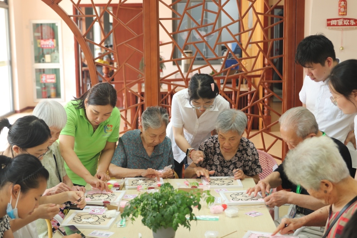 图2：夏令营手工纸浆画活动照.JPG