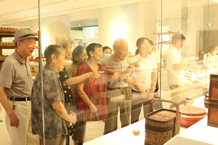图3：夏令营外出参观活动照.JPG