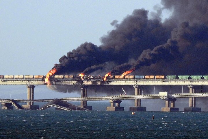 2022年10月8日，克里米亚刻赤，一辆卡车在刻赤附近爆炸，连接克里米亚和俄罗斯的克里米亚大桥上冒出滚滚黑烟。.jpg