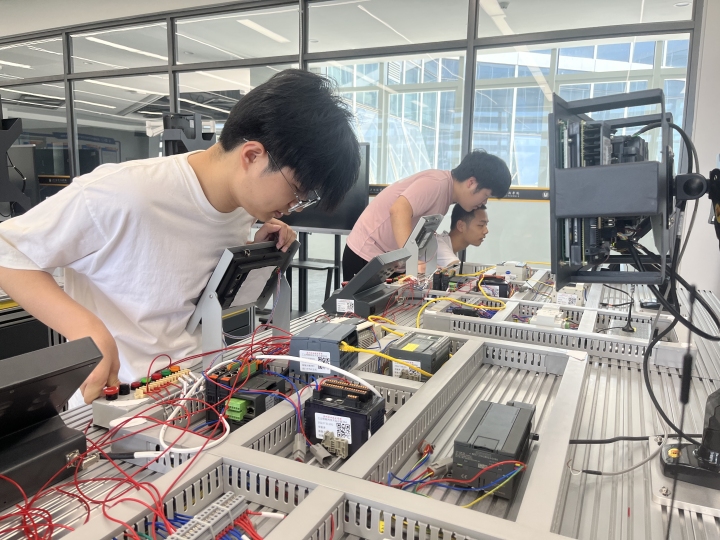 正值暑期，温州职业技术学院的学生自主在学校准备技能大赛.jpg