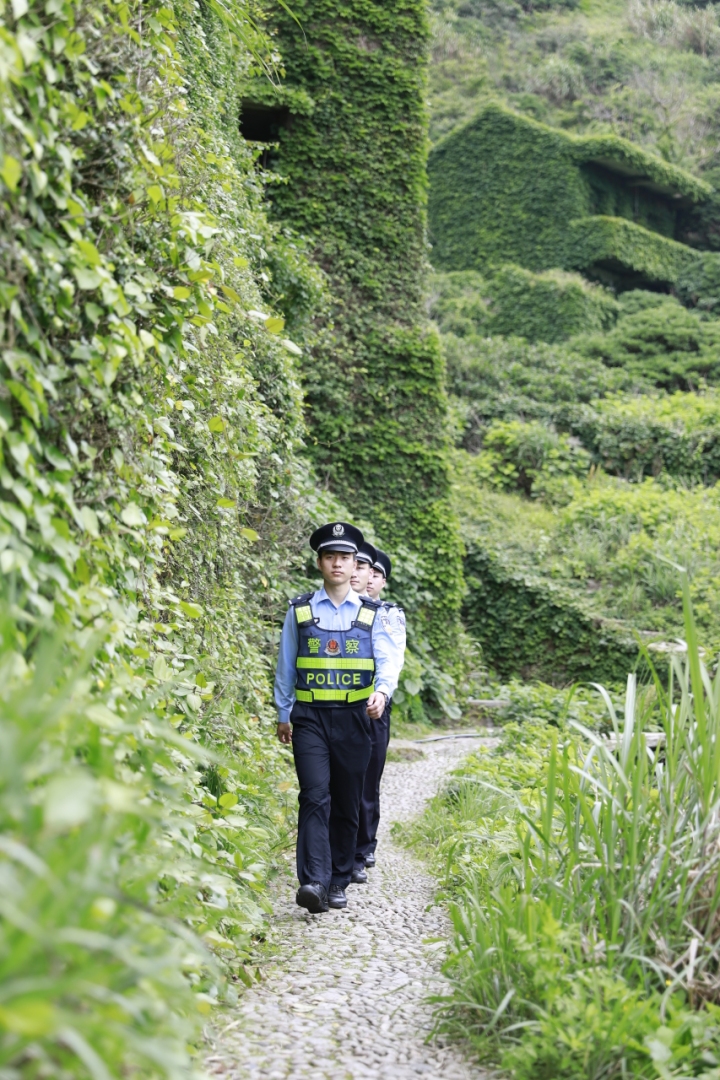 袁之杰和同事在嵊山无人村巡逻.jpg