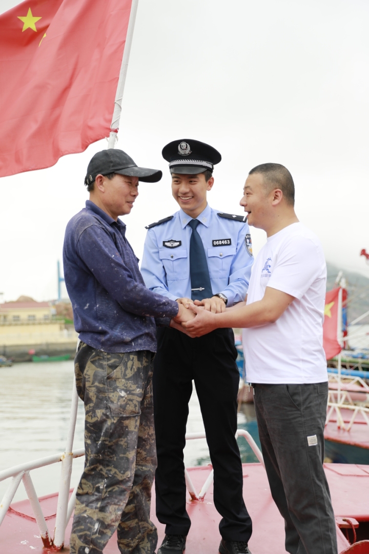 袁之杰在船头调解矛盾.jpg