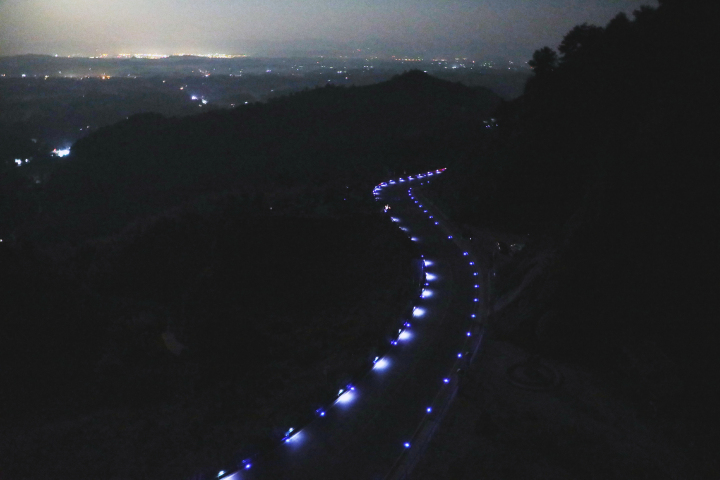 金华北山景区附近的一条“发光公路”。金华公路学会 供图.jpg