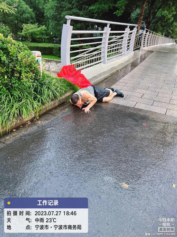 给社区侠点赞!台风天路遇老人摔倒,外卖小哥风雨中守候