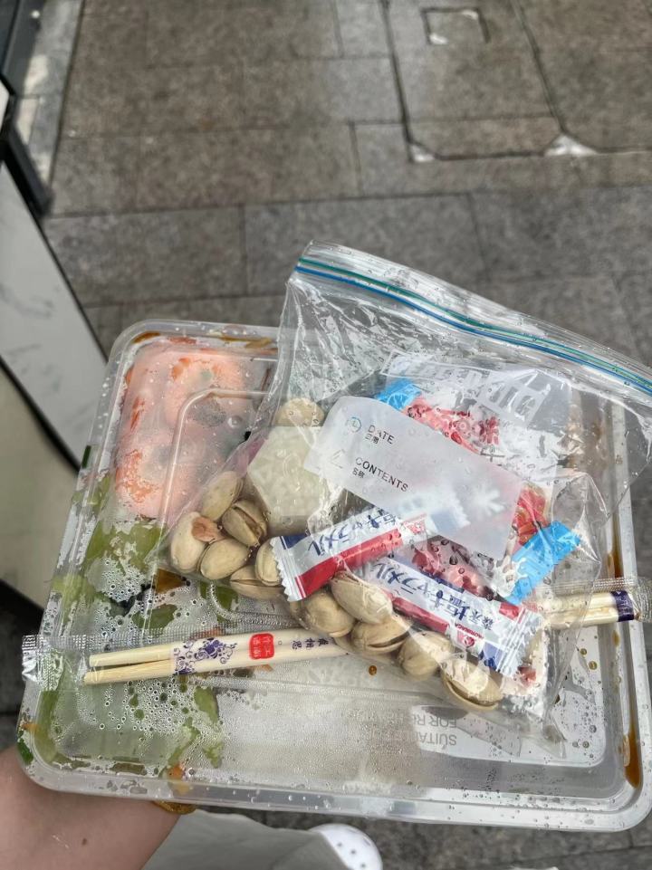 小温在送餐时会和顾客交换零食.jpg