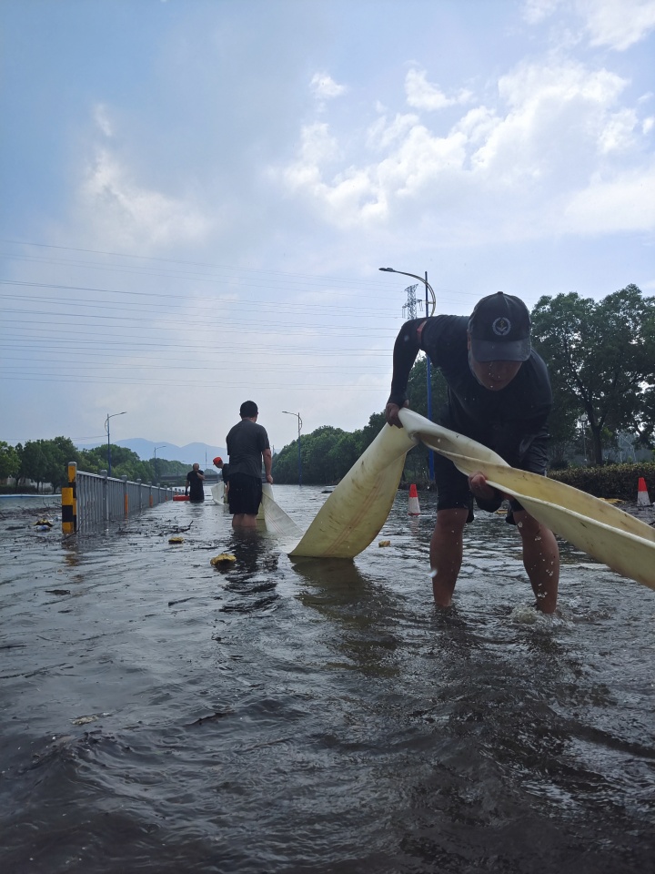 2021年7月“烟花”台风期间,省水利防汛技术中心在宁波开展应急排涝.jpg 2021年7月“烟花”台风期间,省水利防汛技术中心在宁波开展应急排涝.jpg