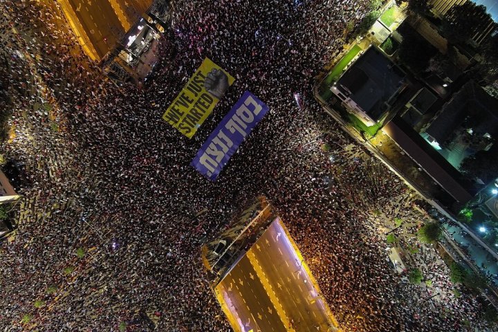 7月29日，伊斯兰特拉维夫，抗议者挥舞着国旗和横幅，抗议以色列政府的司法改革计划3.jpg