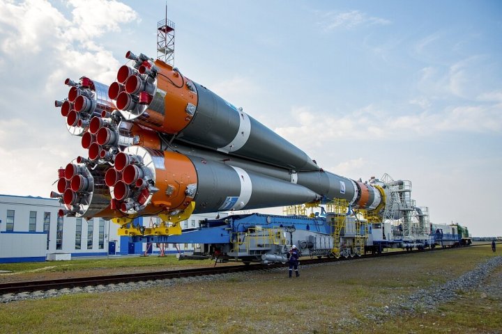8月8日，俄罗斯Vostochny，载有“月球-25”号无人月球探测器的“联盟-2.1b”运载火箭被运送到东方航天发射场的发射台.jpg