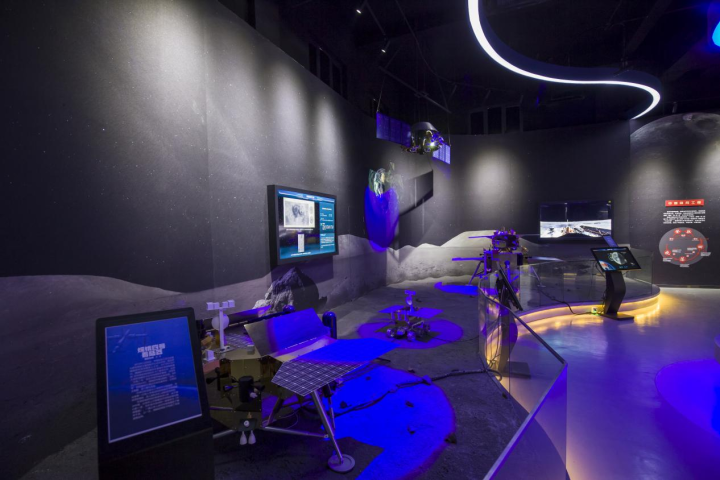 航天科普馆内中国航天创建、发展与成就展区.png