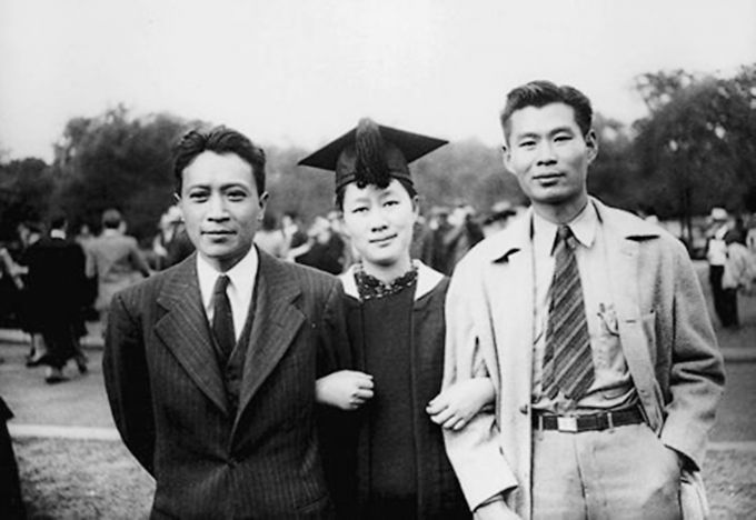 1947年，陈梦家（左）赵萝蕤（右）夫妇与赵景德在美国合影。.jpg