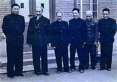 1957年5月，夏鼐（右三）与考古研究所老专家苏秉琦（左一）、陈梦家（右一）等合影。.jpg