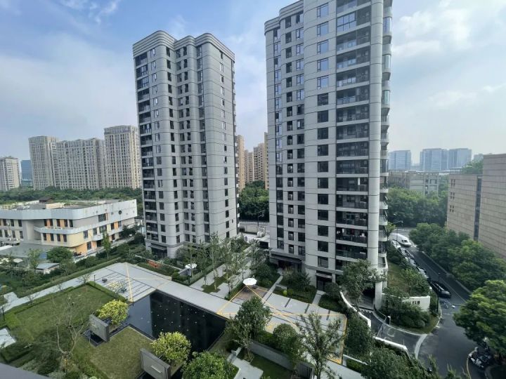次新房开盘4.8万/㎡,二手原价卖?中介:系签约价,但附近有小区亏本卖