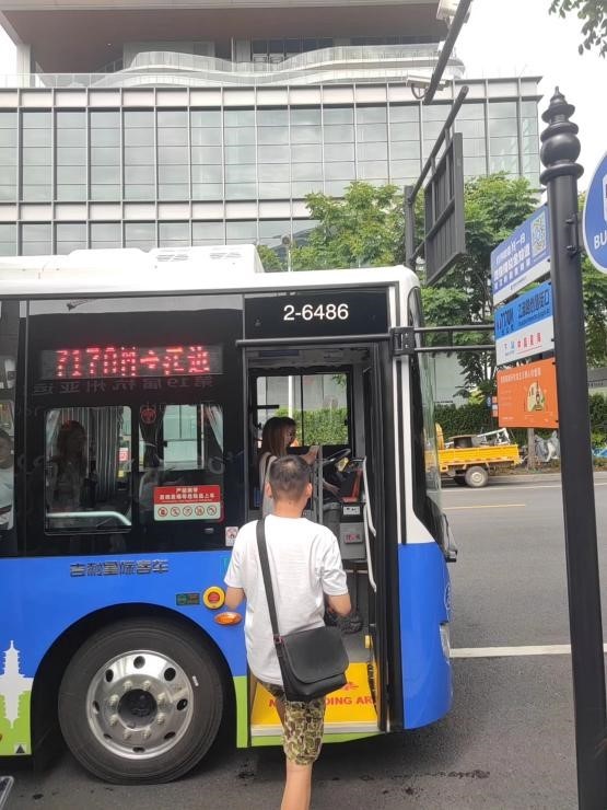 大伯上车.jpg
