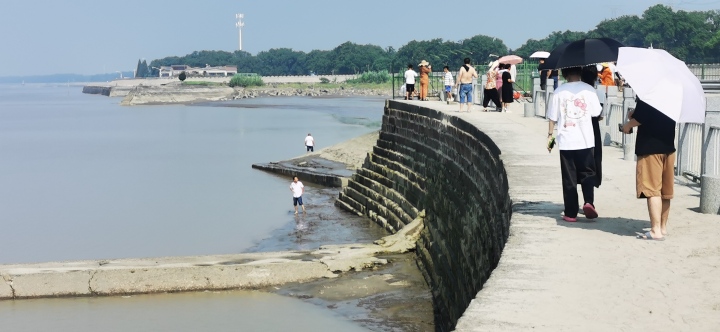 海宁大缺口游客下江戏水.jpg