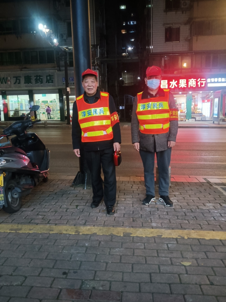方光贵带头参与小区治理.jpg