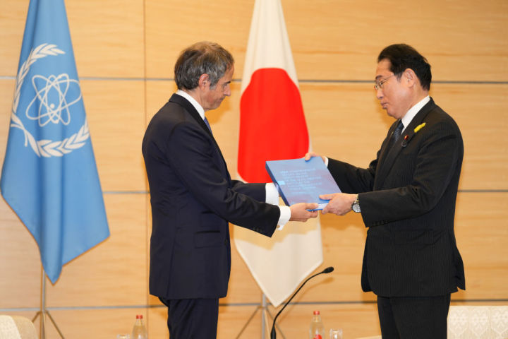 7月4日，在日本东京，国际原子能机构总干事格罗西（左）向日本首相岸田文雄提交针对日本福岛核污染水的综合评估报告。图片来源新华社.jpg
