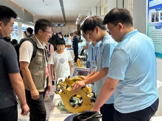 E:\G大盘\17届宋奖科创信息\嘉兴市秀水中等专业学校—自适应通用闭式绝缘子卡具\现场2.JPG