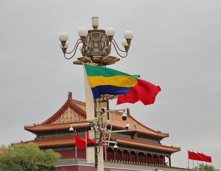 4月20日，北京，天安门广场悬挂中国和加蓬两国国旗，欢迎加蓬总统邦戈对我国进行国事访问。.jpg