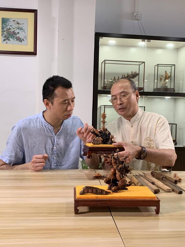 曾宪鹏和父亲曾昭鸿交流技艺心得（受访者供图）。