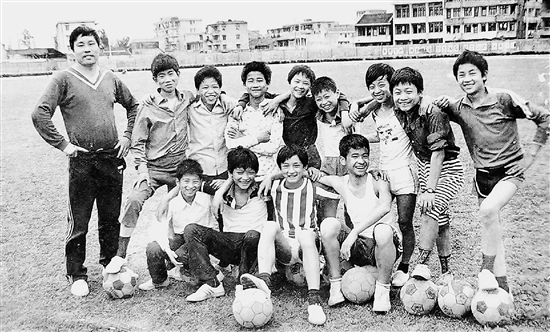 昔日足球少年再聚首 两张照片藏着跨越38年的“足”迹