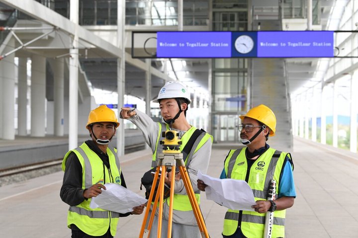7月1日，雅万高铁德卡鲁尔站，中印两国建设者正在参与车站建设。.jpg