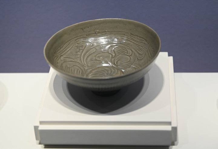 龙泉窑青瓷刻划花卉纹碗.jpg