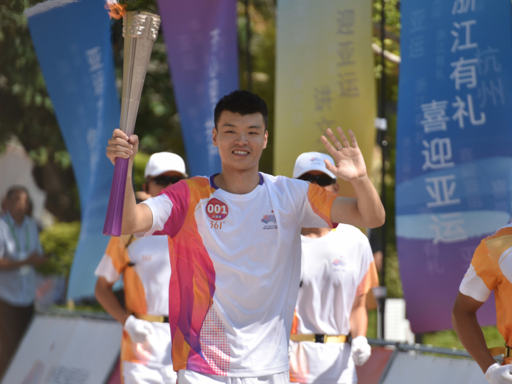 杭州亚运会火炬传递王懿律跑出嘉兴站第一棒