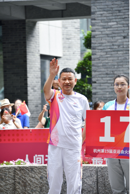亚运火炬手谭蔚泓:熊熊火焰也点燃了我内心的骄傲和自豪