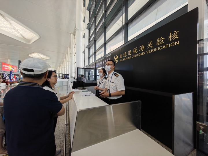 一名准备由宁波栎社国际机场离境的印度尼西亚籍旅客在现场海关关员的