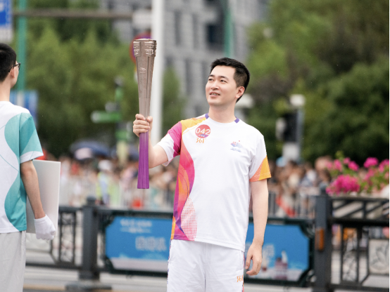 亚运火炬手方剑:在家乡做火炬手,荣幸又激动