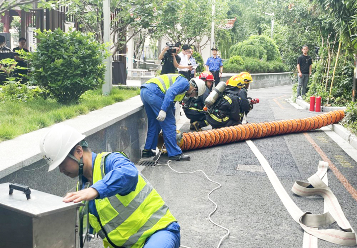 （2）燃气公司工作人员排查燃气隐患.jpg