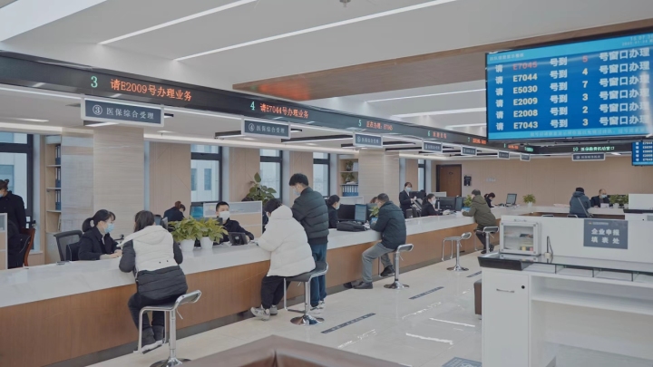 （3）市民在行政服务中心办理手续.jpg