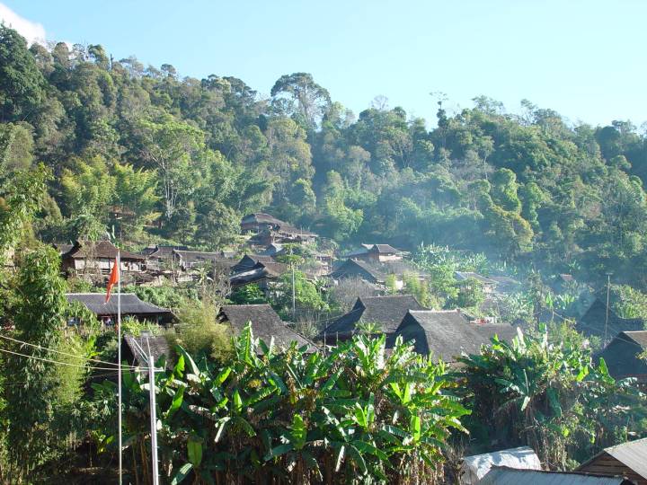 清晨的寨子，2003.JPG