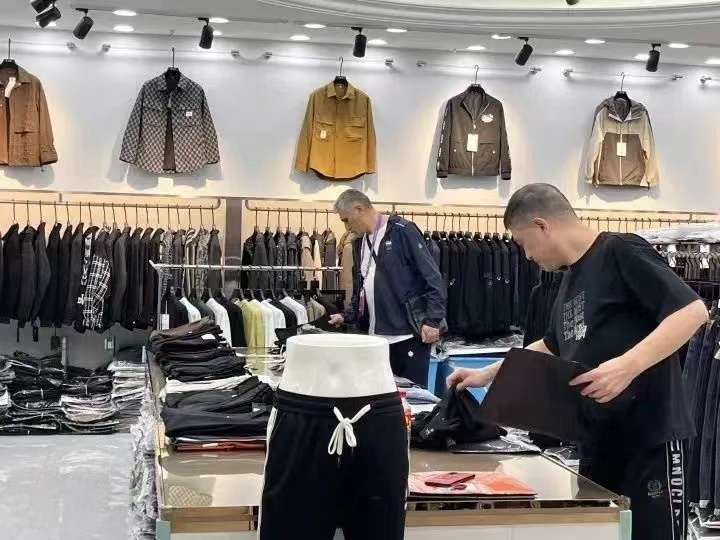 外国运动员在吉亚奇档口采购.jpg