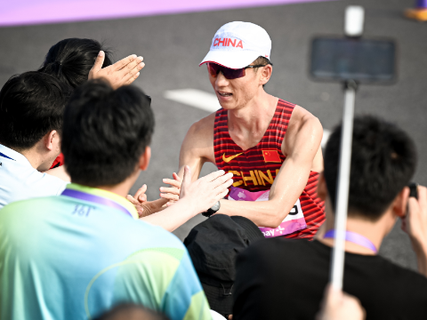 本届亚运会田径首金！中国选手张俊获得男子竞走20公里冠军