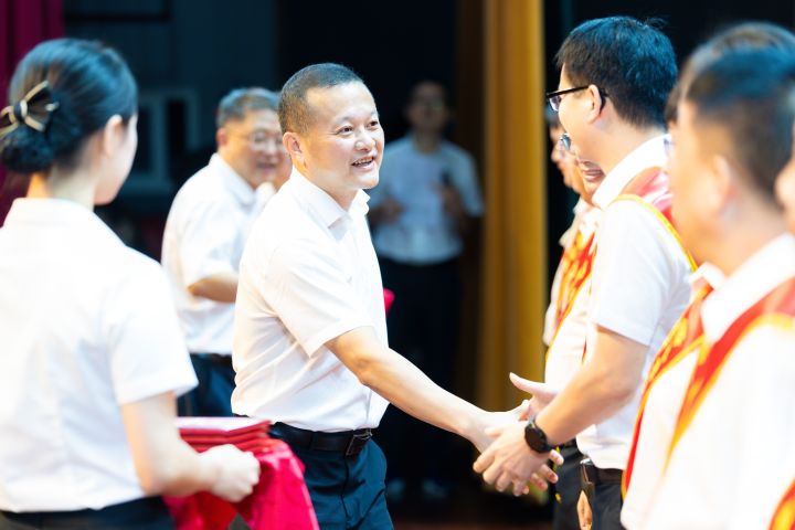 书记颁奖照片.jpg
