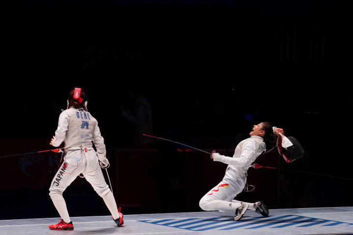 9月25日，女子花剑个人决赛中，中国小将黄芊芊击败日本选手拿到金牌。黄芊芊因霸气的一剑和赛后的呐喊，被网友称为“摘盔女神”.jpg