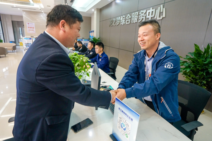 龙之梦综合服务中心里解纠纷 （第一个小标）.jpg