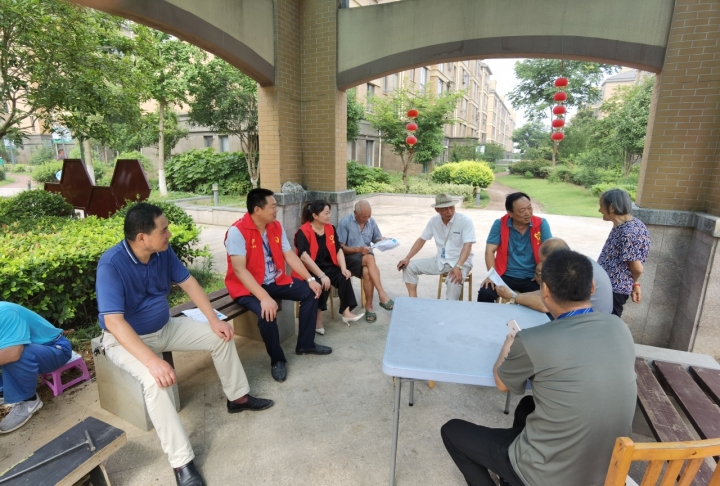 “楼长”了解民情　（第二个小标）.jpg