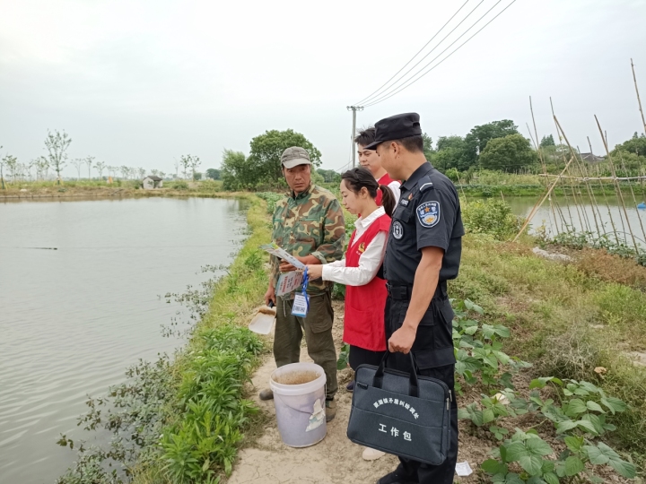 （导语）民警和志愿者向渔民普法.jpg