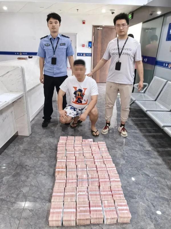 现金铺一地！男子在厦门一天取现451.8万？！警方紧急介入