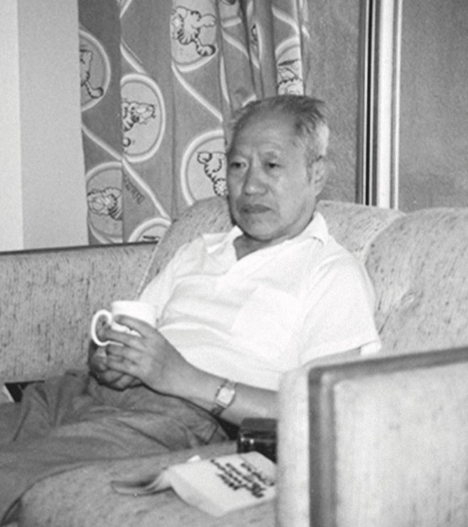 1993年夏天在家中沙发上的留影。.jpg