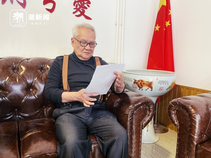 卡尔看脚本.jpg