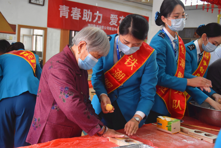 老人共同制作重阳糕-赵毅_副本.jpg