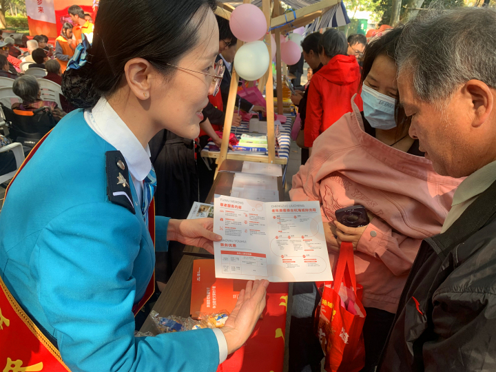 22日西山公园为老年人讲解票务政策-苏飞强_副本.jpg