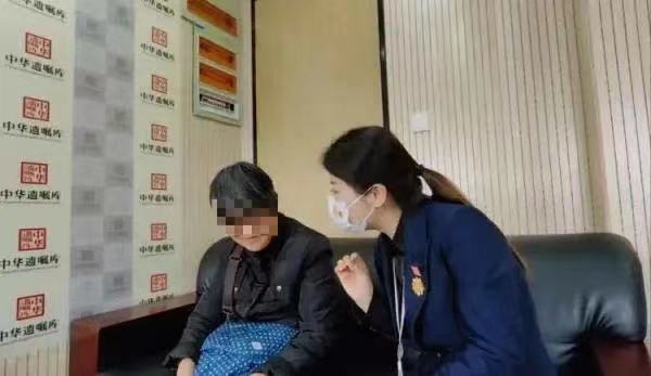 中华遗嘱库的工作人员接待前来咨询的老人.jpg